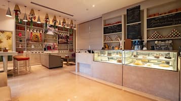 2 restaurantes; se sirven desayunos, almuerzos, cenas y cocina india