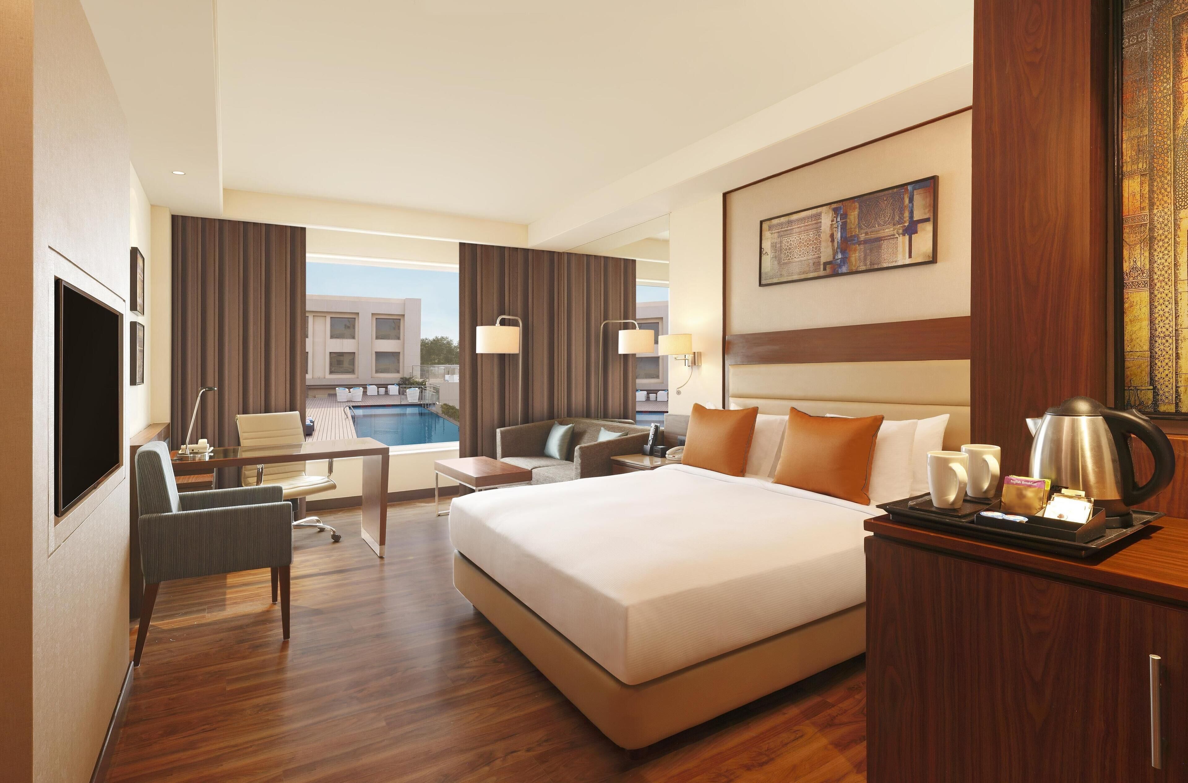 Room, 1 King Bed, Non Smoking, Pool View | Premium bedding, minibar, in-room safe, desk
