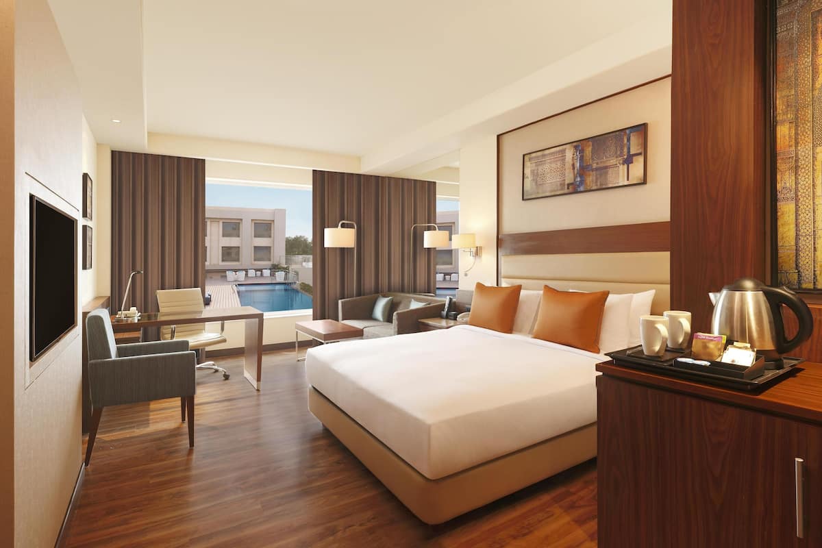 Room, 1 King Bed, Non Smoking, Pool View | Premium bedding, minibar, in-room safe, desk