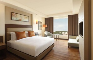 Peralatan tempat tidur premium, bar mini, peti besi dalam bilik, meja 