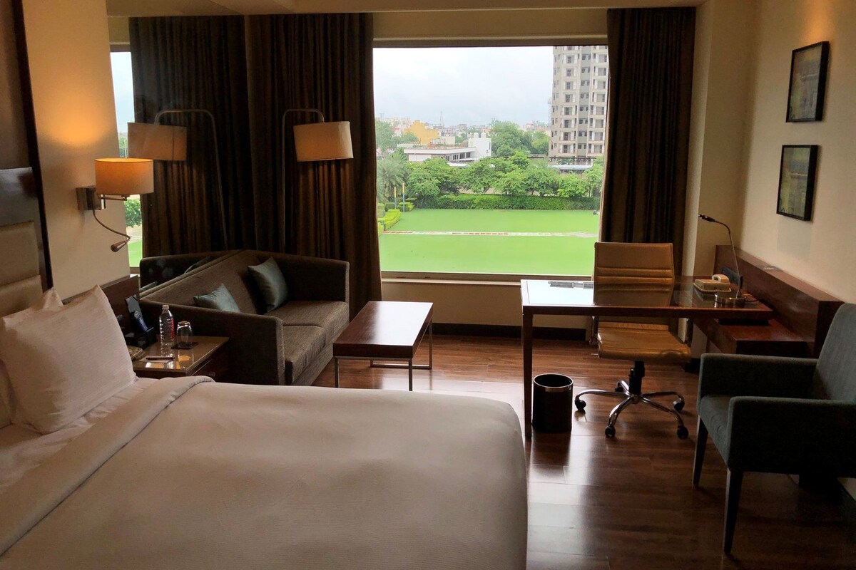 Premium bedding, minibar, in-room safe, desk