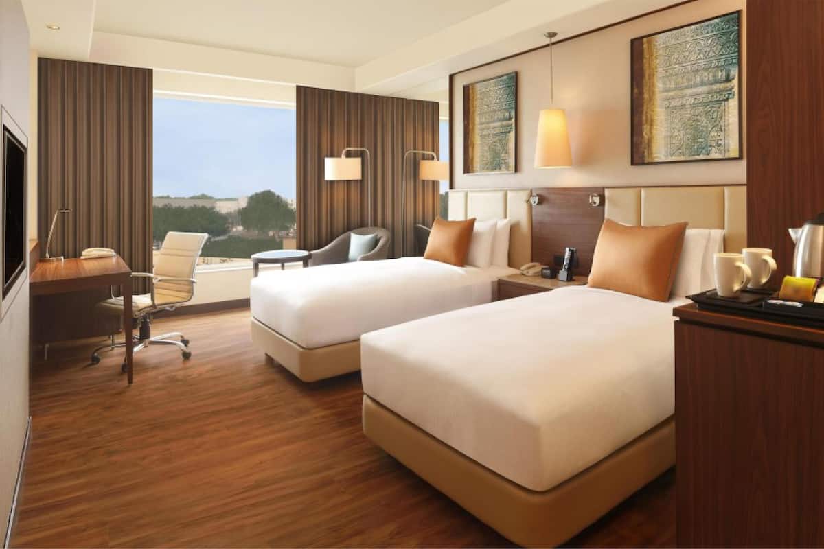 2 Twin Guest Room City View | Premium bedding, minibar, in-room safe, desk