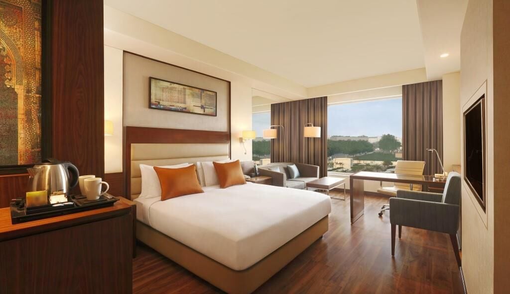 King Guest Room City View | Premium bedding, minibar, in-room safe, desk
