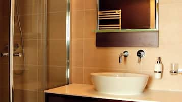 Ducha, artículos de tocador gratuitos, secador de pelo, toallas