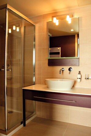 Habitación doble estándar, 1 habitación | Baño | Regadera, amenidades de baño gratuitas, secadora de cabello, toallas 