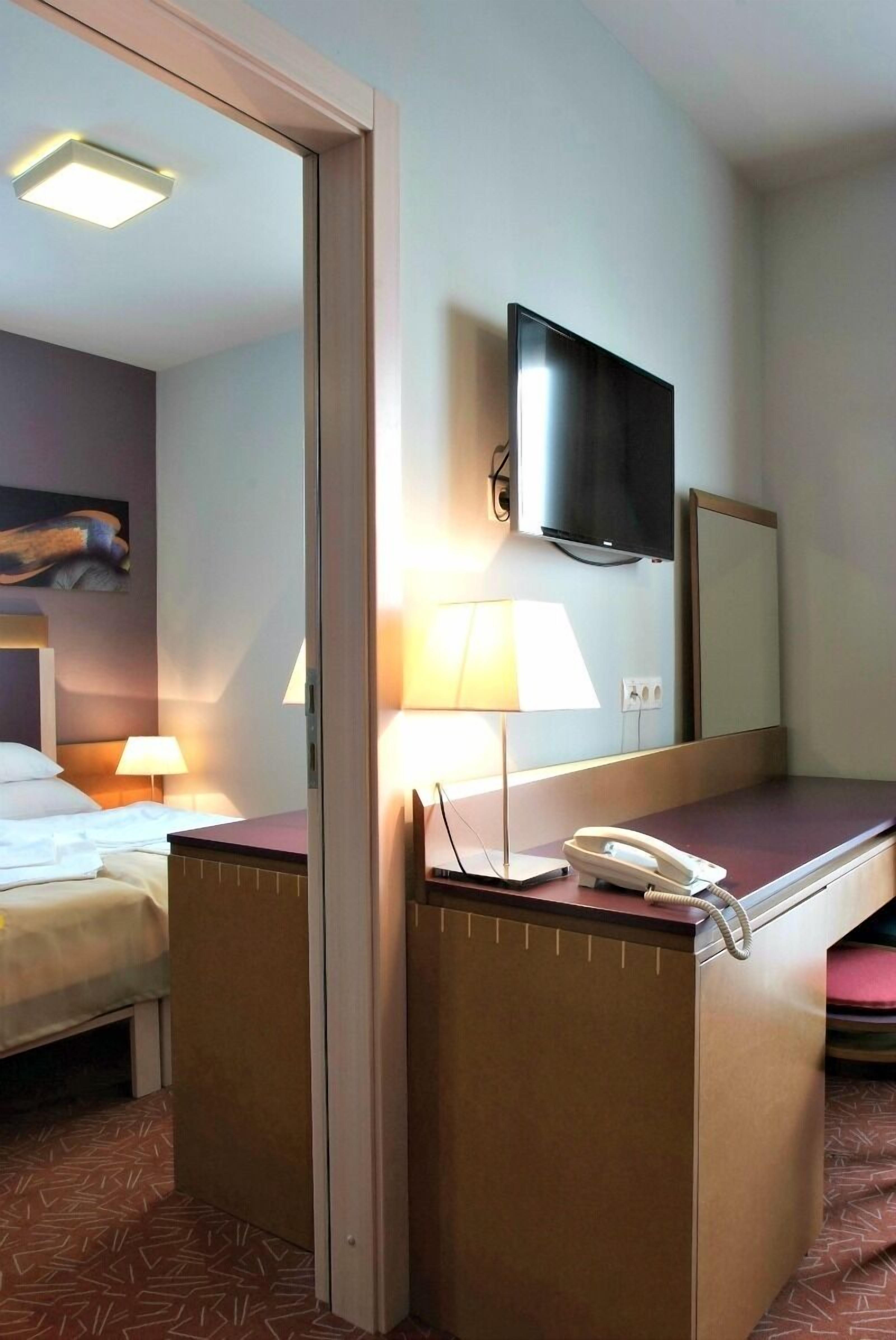 standard double room, 1 bedroom | 1 bedroom, in-room safe, desk, soundproofing