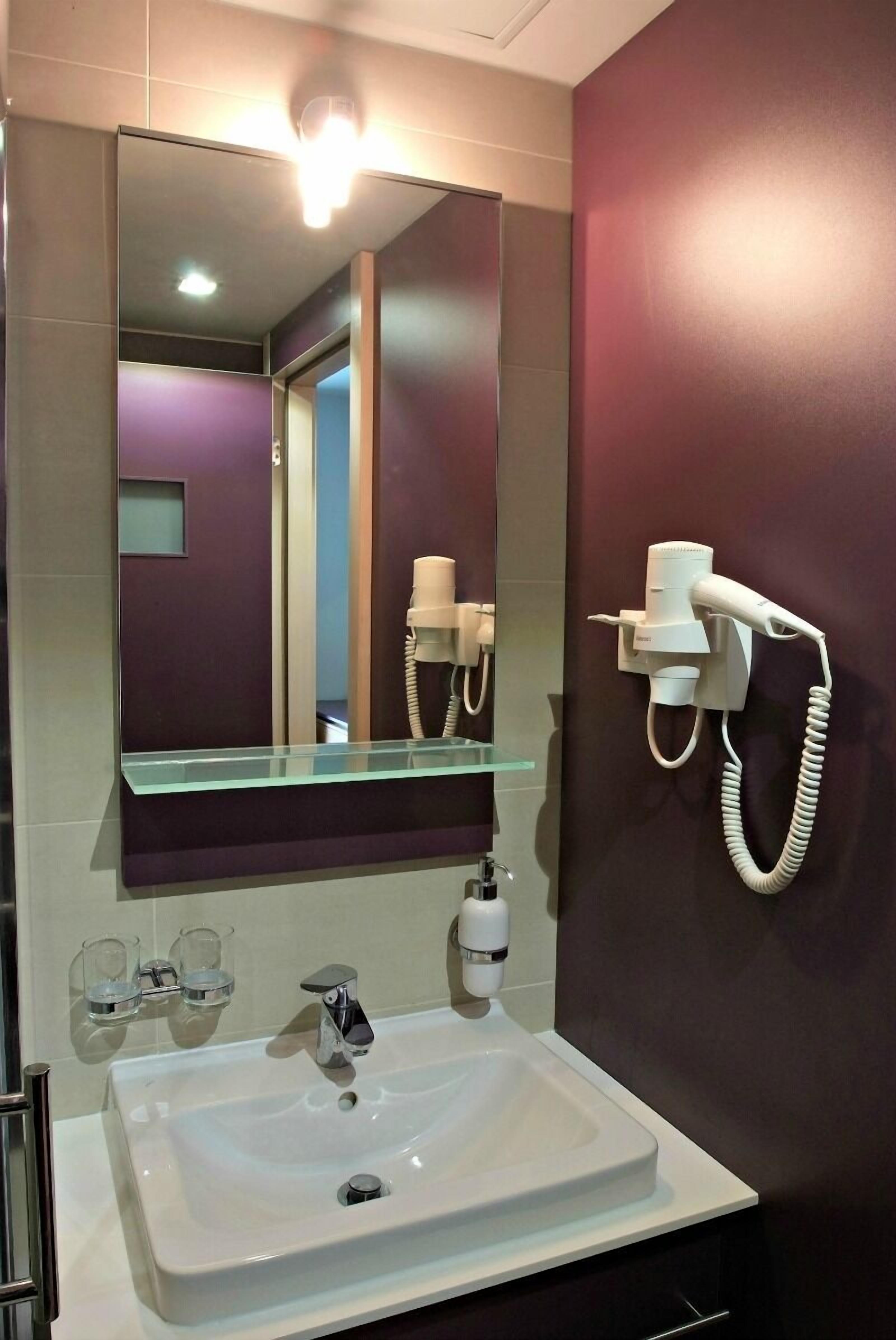 standard double room, 1 bedroom | bathroom | shower, free toiletries, hair dryer, towels