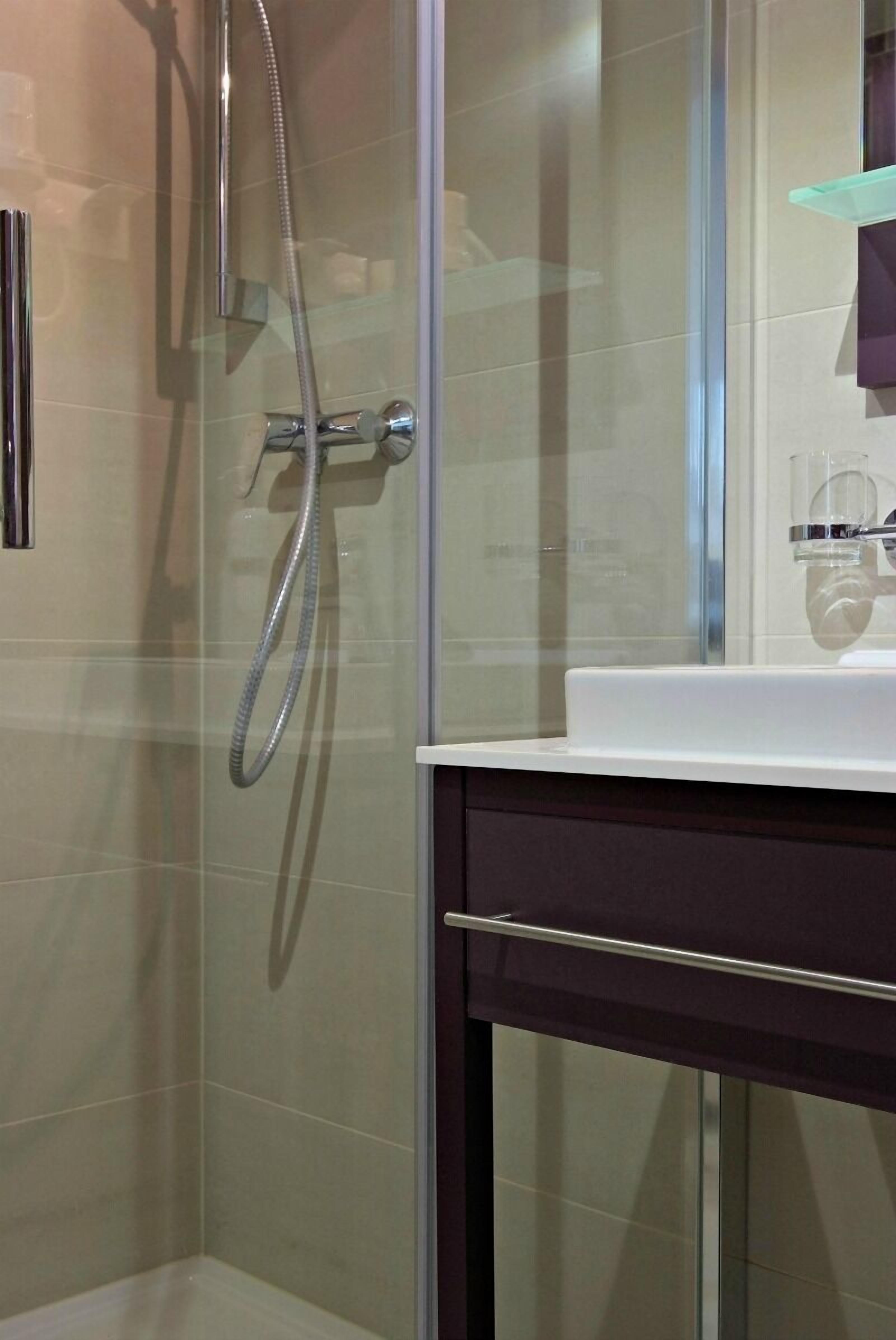 standard double room, 1 bedroom | bathroom | shower, free toiletries, hair dryer, towels