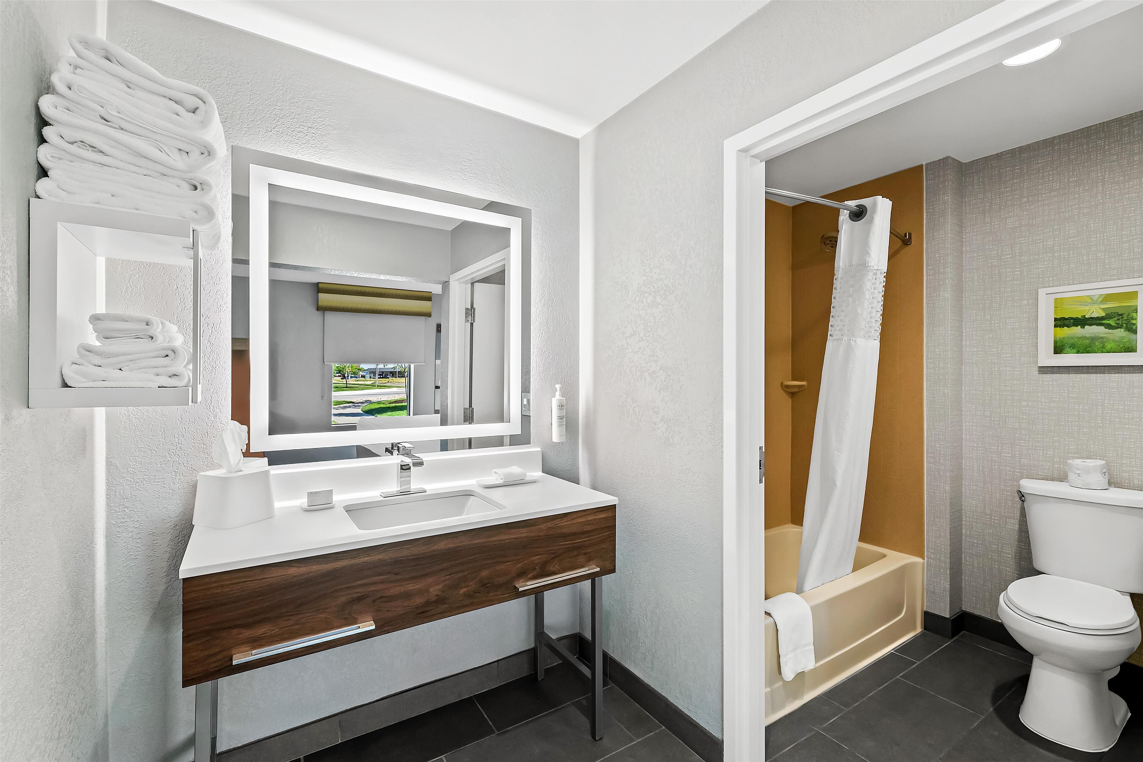 studio, 1 king bed, refrigerator & microwave | bathroom | combined shower/bathtub, free toiletries, towels