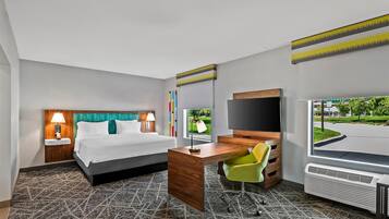 Studio, 1 King Bed, Refrigerator & Microwave | In-room safe, desk, blackout curtains, iron/ironing board