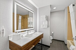 Quarto, 2 camas Queen, geladeira e micro-ondas | Banheiro | Chuveiro/banheira combinados, produtos de toalete grátis