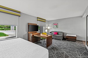 Estúdio, 1 cama King, geladeira e micro-ondas | Cofres nos quartos, escrivaninha, cortinas blackout