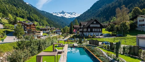 Innenpool, Außenpool (je nach Saison geöffnet), Liegestühle