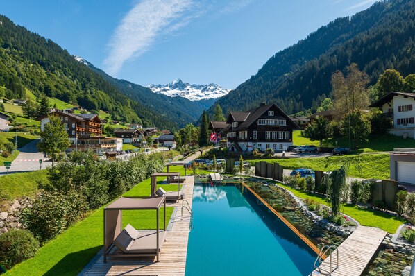 Indoor pool, seasonal outdoor pool, pool loungers