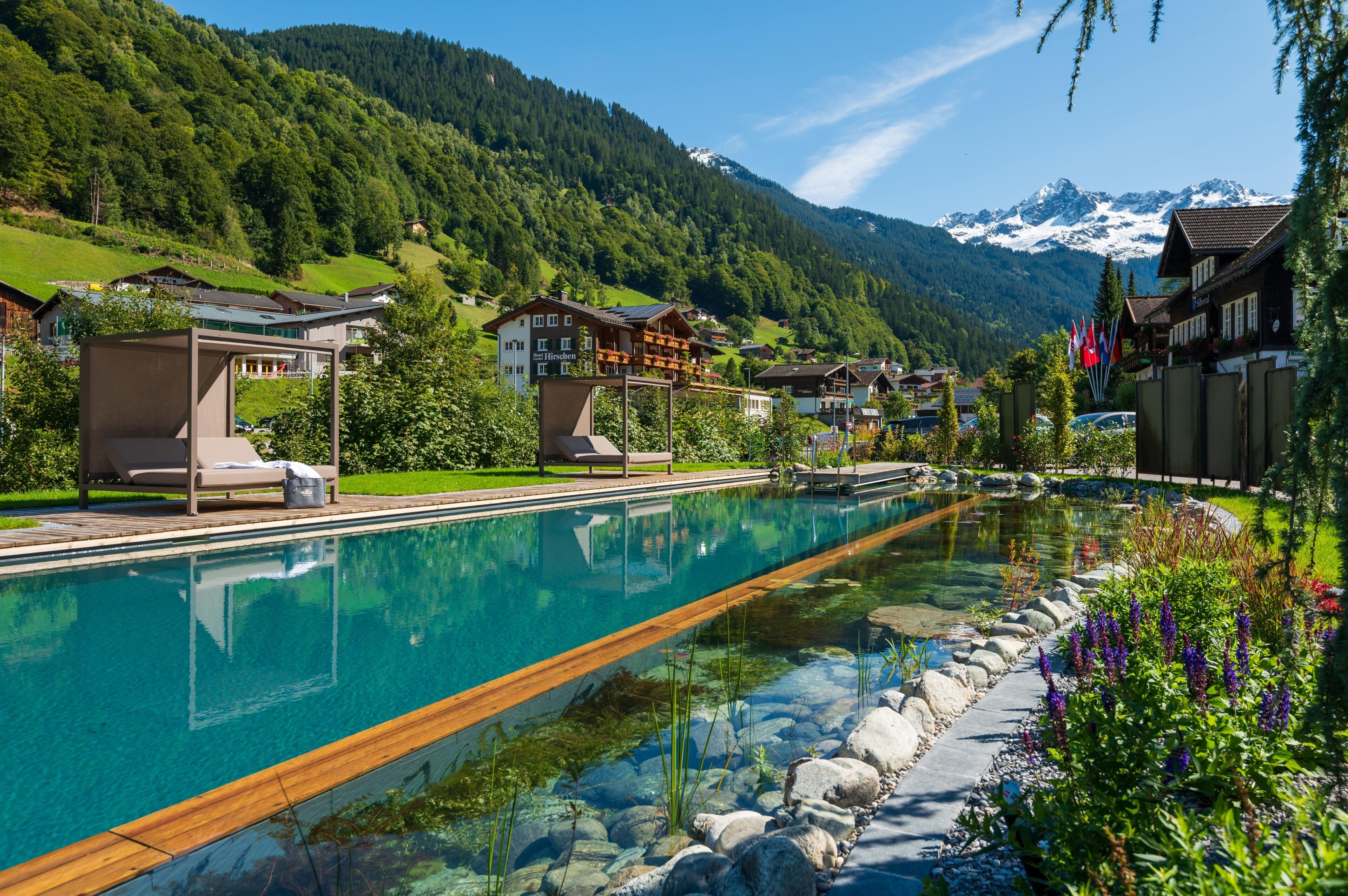 Piscine couverte, chaises longues