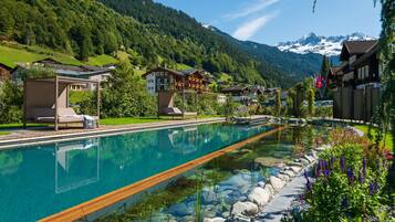 Piscine couverte, chaises longues