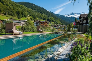Innenpool, Außenpool (je nach Saison geöffnet), Liegestühle