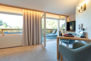 Ropa de cama de alta calidad y caja de seguridad en la habitación 