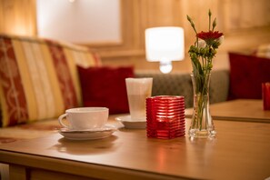 Lobby sitting area - Hotel Bergkristall (Silbertal)