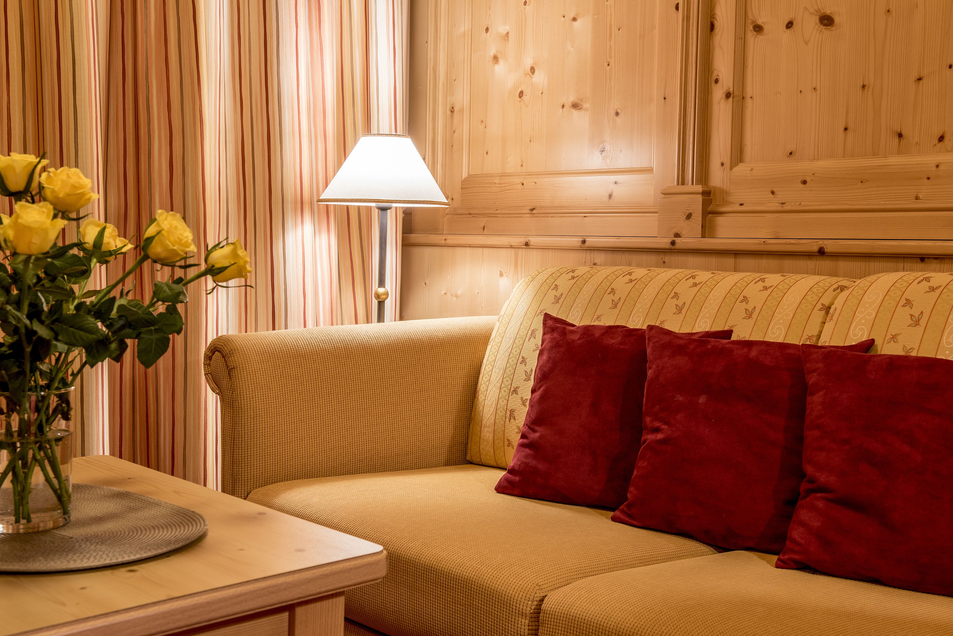 suite (bergkristall) | living area | led tv, computer monitors