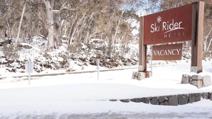 A sign for the Ski Rider Hotel with a vacancy notice. - Ski Rider Hotel (Wilsons Valley)