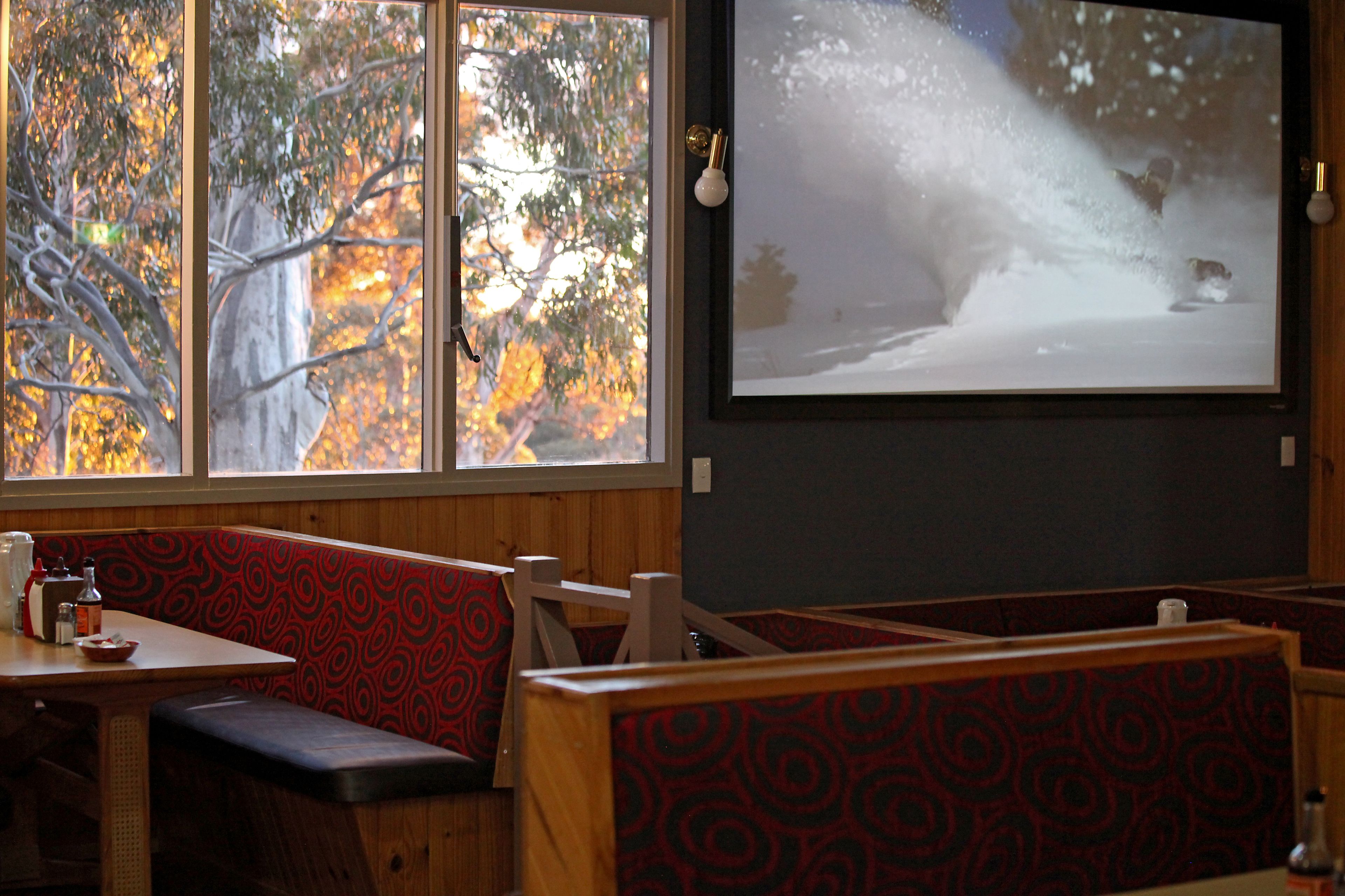 2 restaurants, breakfast served