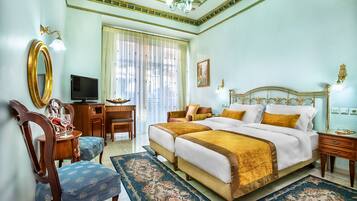 Habitación Confort, 2 camas individuales, vista a la ciudad | Minibar, caja de seguridad en la habitación y insonorización