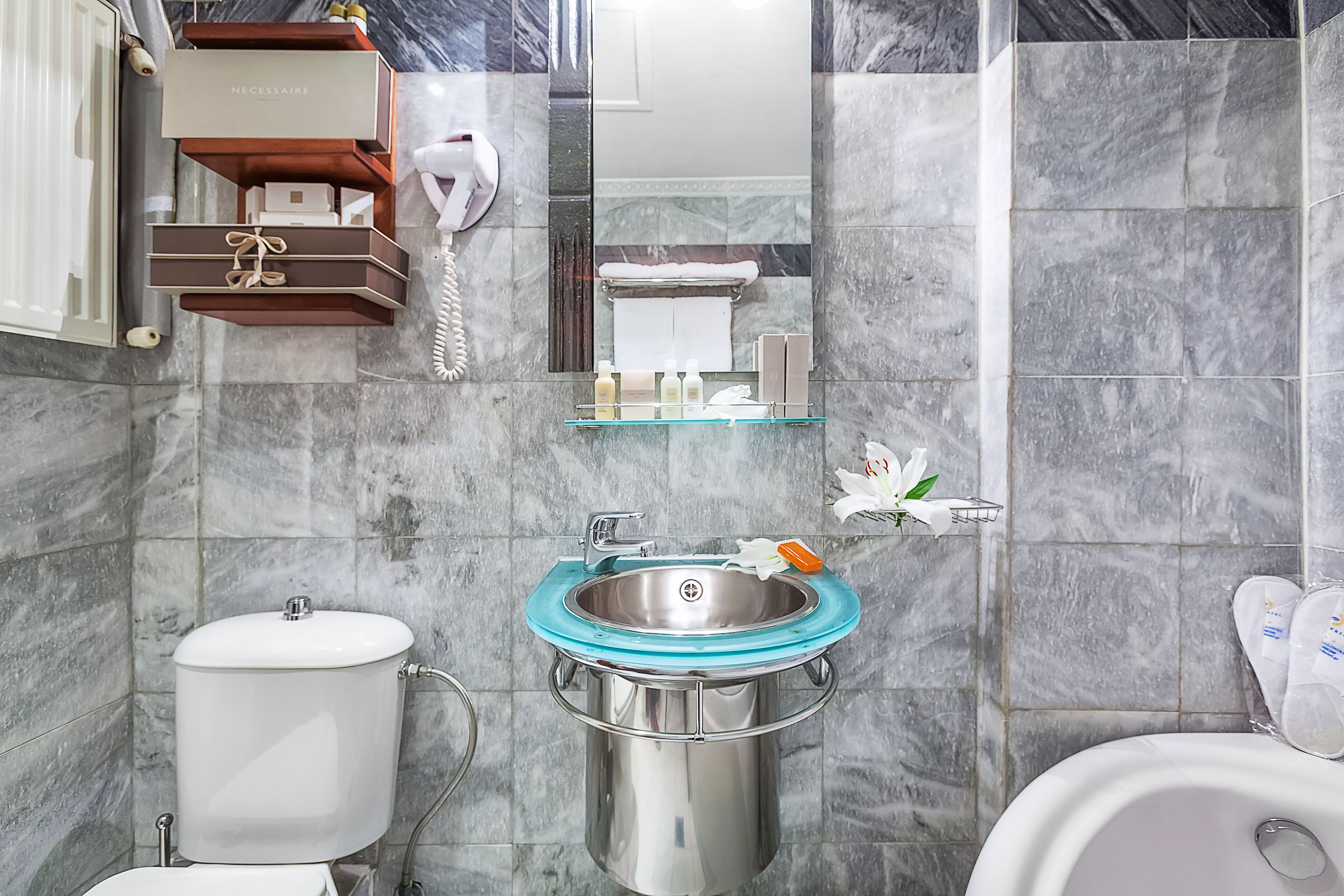 junior suite, city view (harmony) | bathroom sink