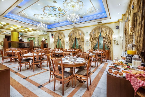 Daily to-go breakfast (EUR 10 per person)