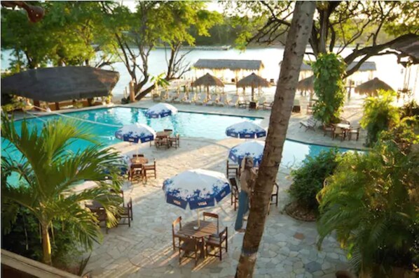 På stranden, solstolar och parasoller