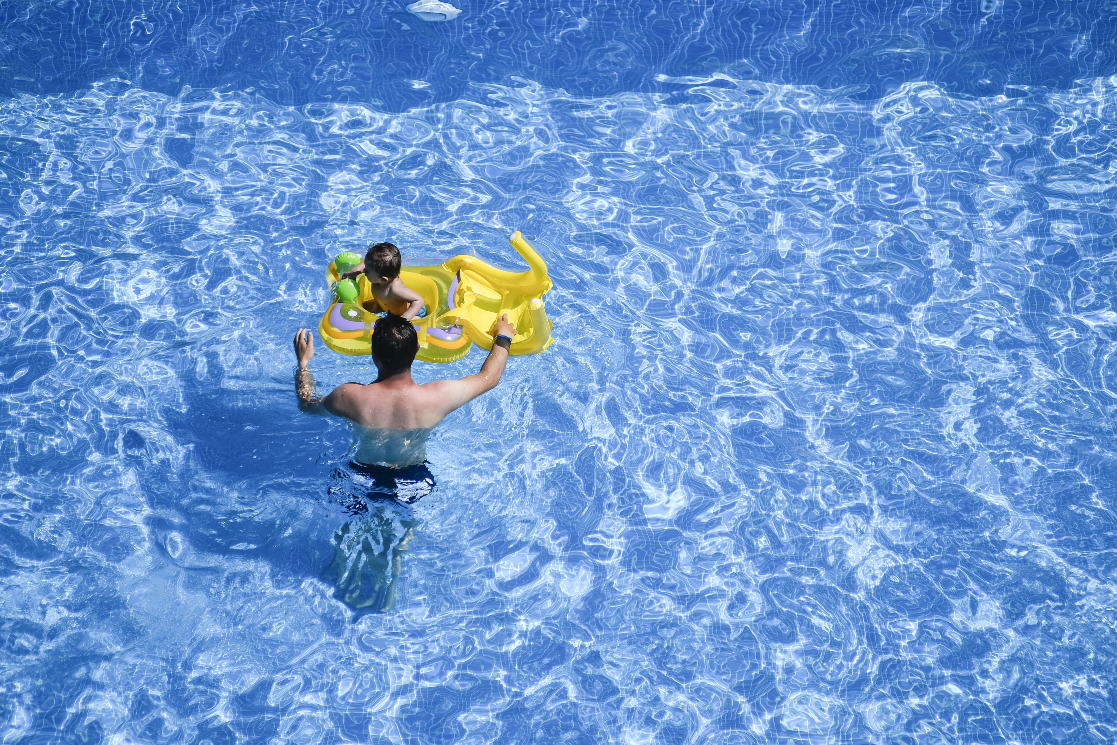 2 ulkouima-allasta, aurinkotuoleja