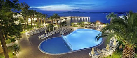 2 utendørsbassenger og solsenger