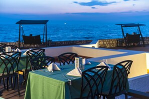 3 restauranter, frokost, lunsj og middag serveres, lokale retter