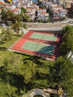 Una cancha de tenis rodeada de edificios residenciales.