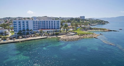 Le Bleu Hotel & Resort