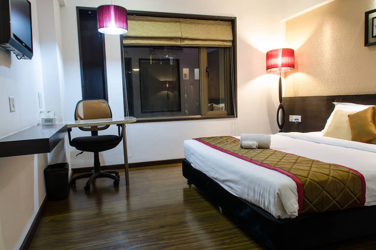 In-room safe, WiFi (free)