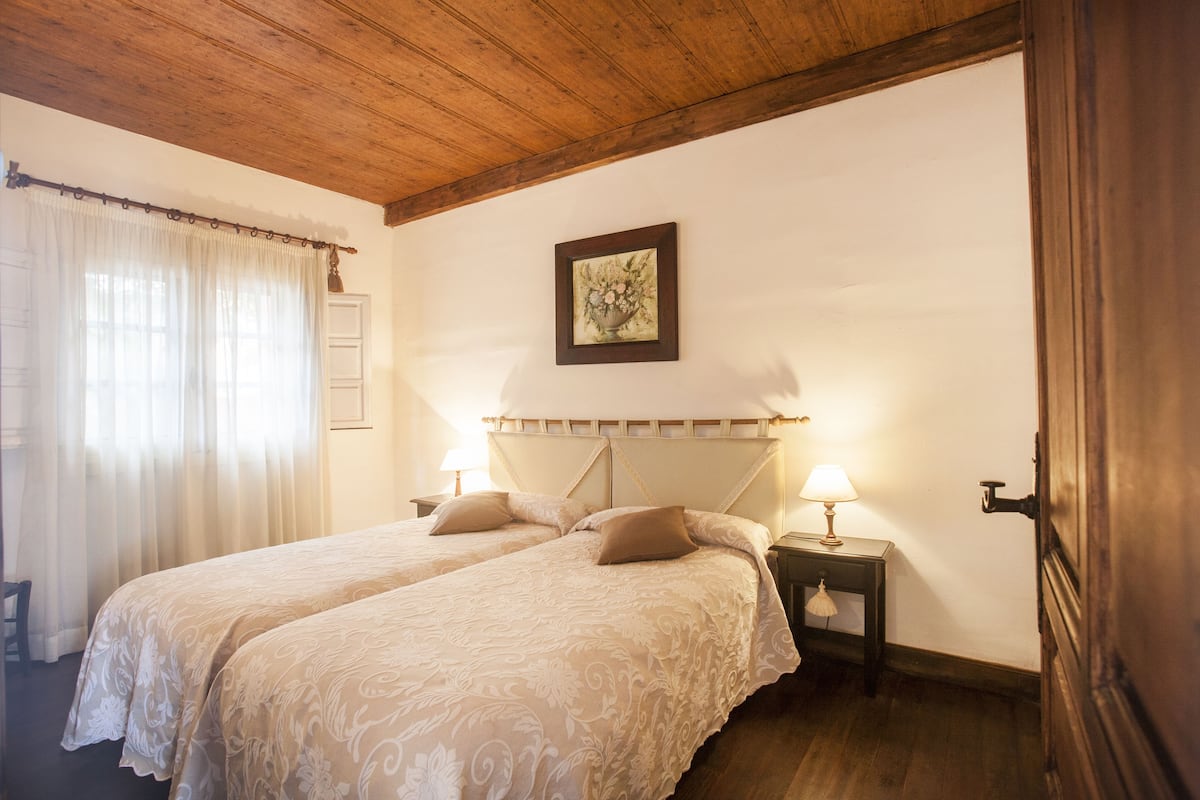 1 bedroom, individually decorated, iron/ironing board, free WiFi