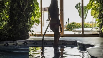 Indendørs pool, parasoller, liggestole