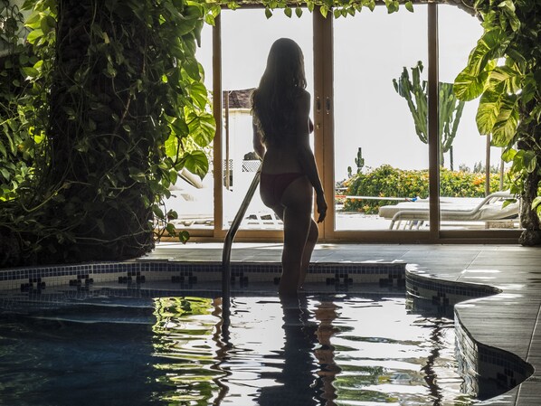 Inomhuspool, parasoller och solstolar