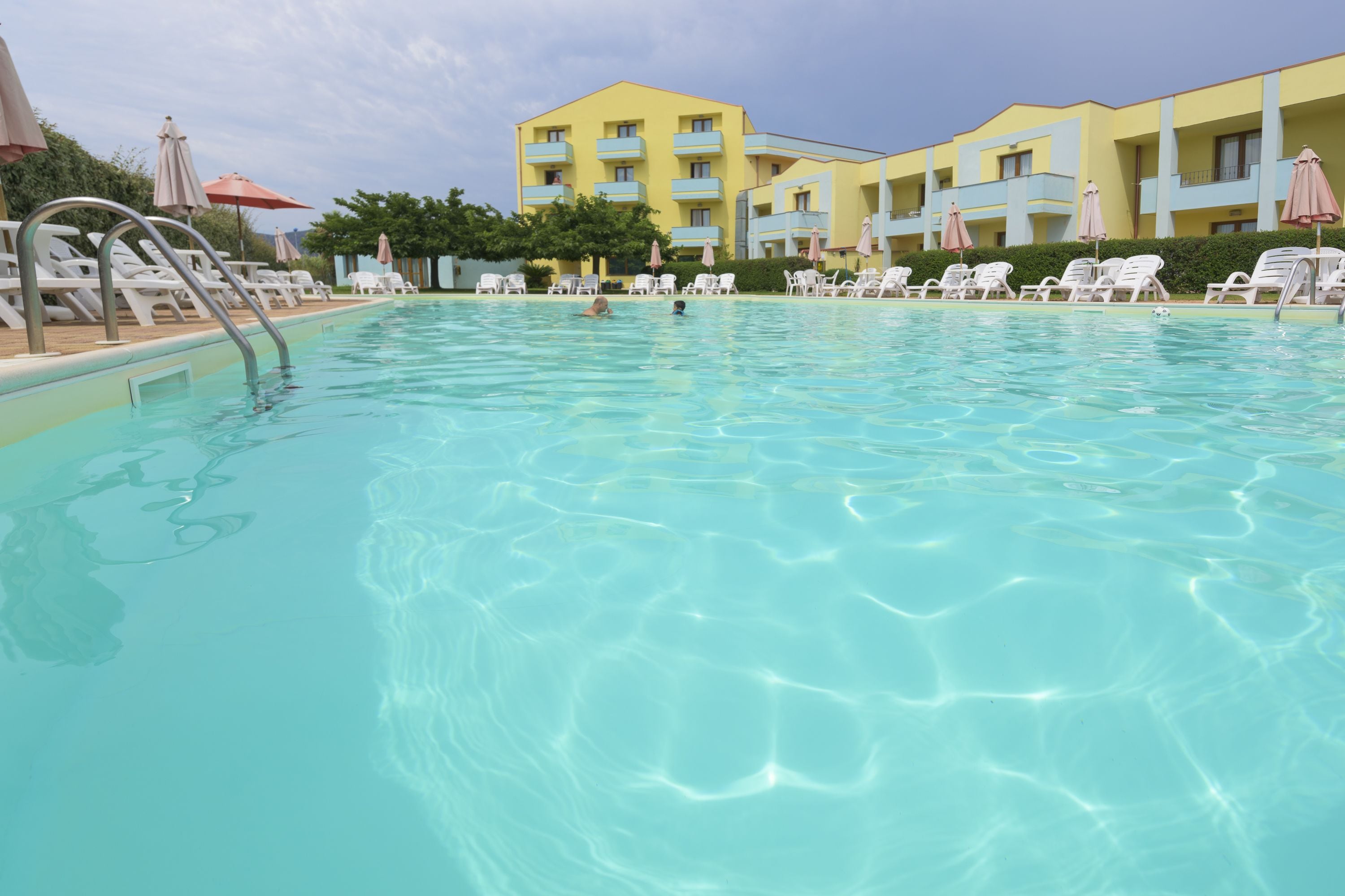 Ulkouima-allas, aurinkovarjoja, aurinkotuoleja