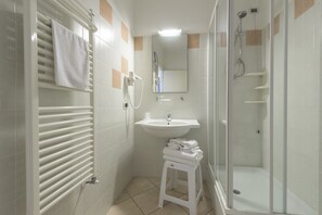 シャワー、バスアメニティ (無料)、ヘアドライヤー、タオル