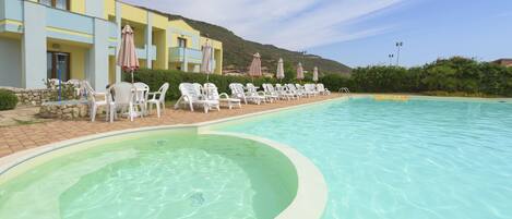 야외 수영장, 수영장 파라솔, 일광욕 의자