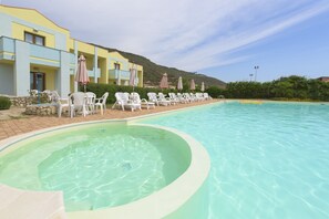 Outdoor pool, pool umbrellas, sun loungers - Hotel Isola Rossa (Bosa)