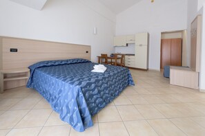 Quadruple Room | Premium bedding, soundproofing, cribs/infant beds, rollaway beds - Hotel Isola Rossa (Bosa)