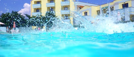 Piscine extérieure, parasols de plage, chaises longues