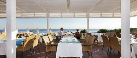 3 nhà hàng, phục vụ bữa sáng, bữa trưa, món ăn mang phong cách quốc tế