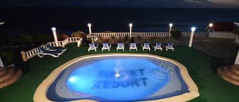 Piscine extérieure, chaises longues