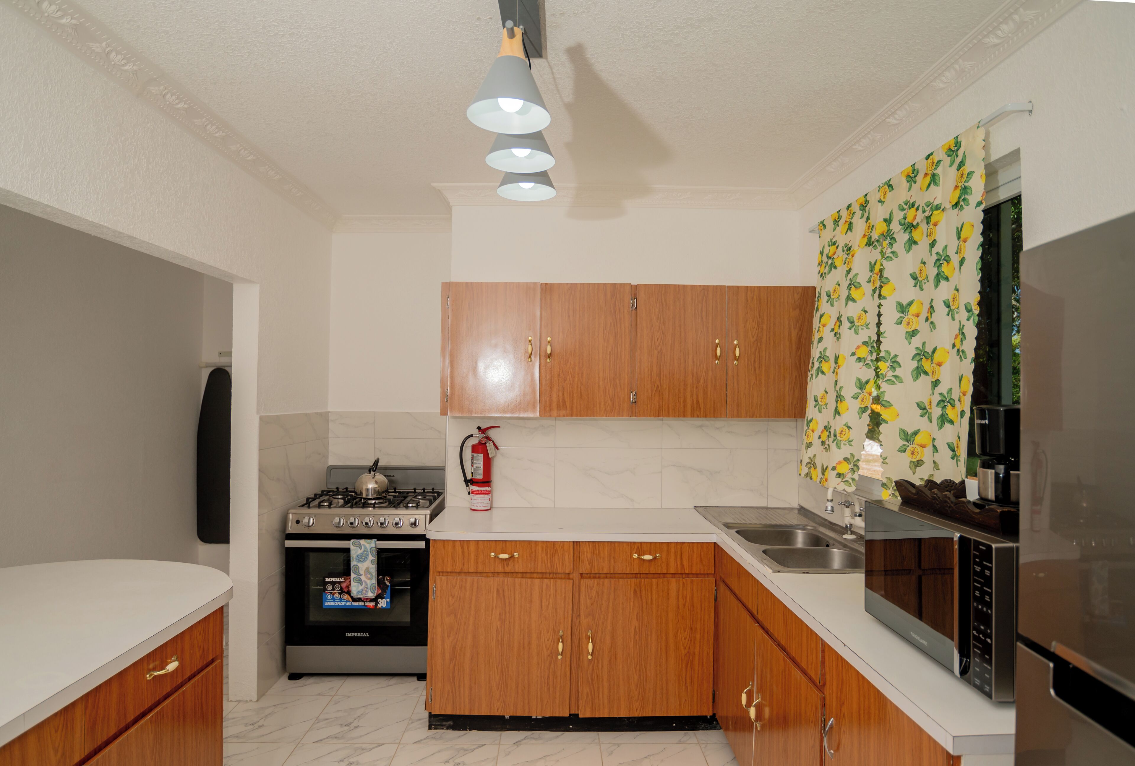 fridge, coffee/tea maker