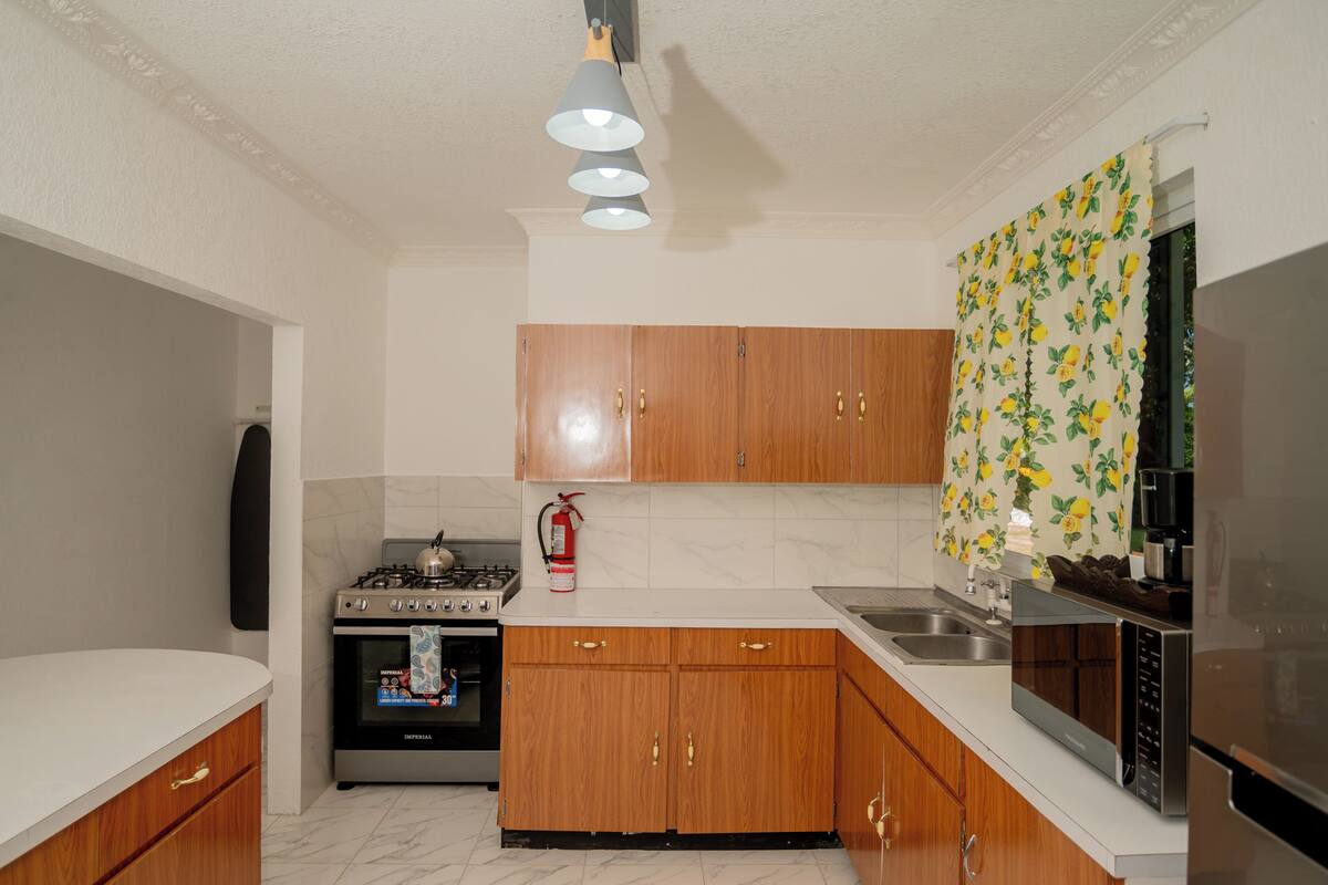 fridge, coffee/tea maker