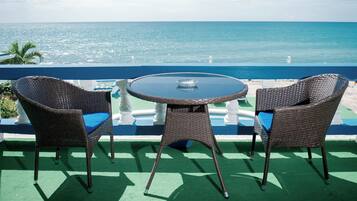 Paradise A &B, Premium 2 Bedroom Ocean View Suite, 2 King Bed, with Kitchen and Living Area | Terraza o patio